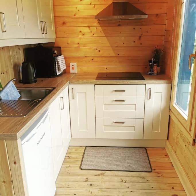 Ceaser'S Cabin Is A Cosy 1 Bedroom Cabin Лехинч Экстерьер фото