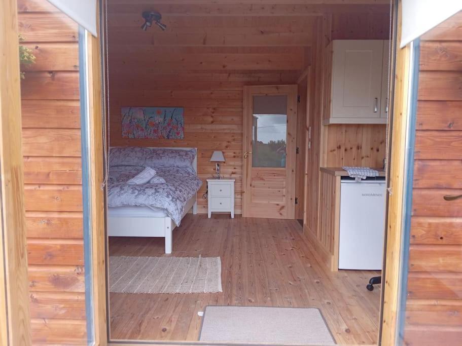 Ceaser'S Cabin Is A Cosy 1 Bedroom Cabin Лехинч Экстерьер фото